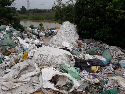 Xuân Thu (Sóc Sơn): Rác thải công nghiệp lấn chiếm hành lang đê