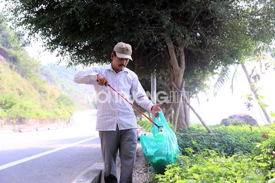 Ông chú bán kem 3 năm tình nguyện nhặt rác không công ở Đà Nẵng