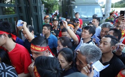 Trận Việt Nam - Malaysia: Người hâm mộ thích thú với vé bóng đá 4.0