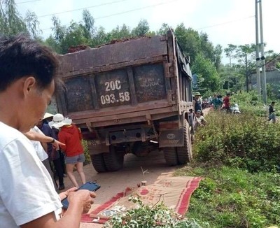 Thái Nguyên: Nữ công nhân tử vong dưới bánh xe chở đất