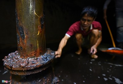 Nước đen kịt, mùi dầu nồng nặc khi thau rửa bể chung cư Hà Nội