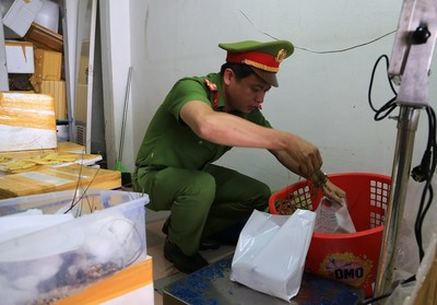 Đà Nẵng: Đình chỉ cửa hàng hải sản bán tôm hùm bơm tạp chất