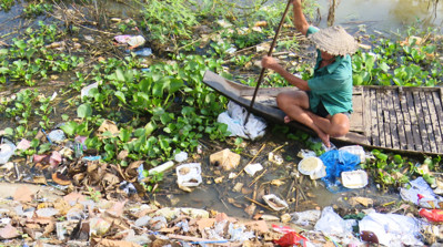 RTN 9: Lão nông bơi xuồng vớt rác thải nhựa mùa lũ
