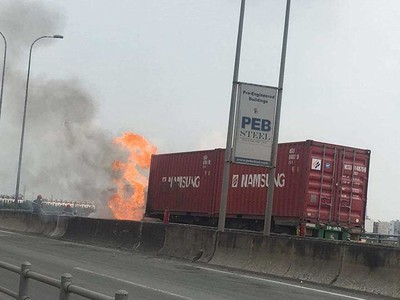 Xe container bốc cháy ngùn ngụt trên đường dẫn cao tốc Long Thành