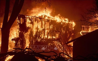 Sơ tán 2.000 người do cháy rừng lan rộng trong đêm tại California