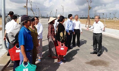 Chủ tịch Thừa Thiên Huế dẫn người dân đi xem nơi ở mới