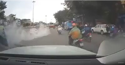 Mazda trắng bất ngờ tông xe đẩy rác, kéo lê nữ công nhân xuống đường