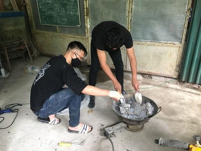 5 sinh viên làm gạch lát hè đường từ nylon rác thải