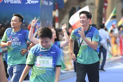 Dàn nghệ sĩ nổi tiếng VN thi chạy VPbank Hanoi Marathon ở Hồ Gươm