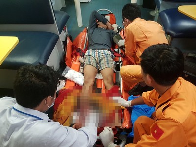Đà Nẵng: Cứu ngư dân bị đứt lìa bàn chân phải ở vùng biển Hoàng Sa