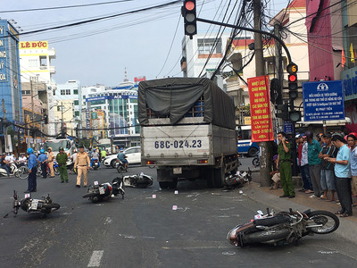 An Giang: Xe tải tông 6 xe máy đang chờ đèn đỏ, 4 người bị thương