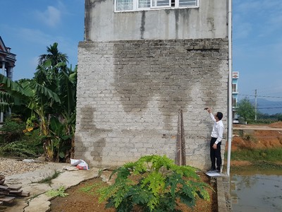 Sông Lô - Vĩnh Phúc: Kỳ lạ bức tường rào cao 4m bịt nhà hàng xóm