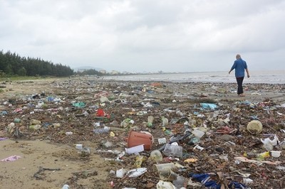 Giảm rác thải nhựa thông qua giải pháp quản lý từ nguồn tới biển