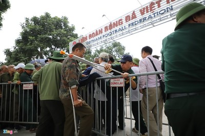Hàng trăm thương binh chen lấn mua vé trận bóng Việt Nam-Thái Lan