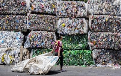 Australia tái sử dụng rác thải thủy tinh để xây đường