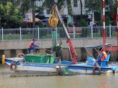 Sông Sài Gòn ngập trong rác thải nhựa