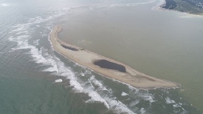 Đảo cát nổi giữa biển Cửa Đại đang diễn biến phức tạp