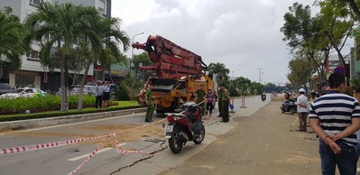 Đà Nẵng: Người đàn ông chạy xe máy tử vong dưới bánh xe bơm bê tông