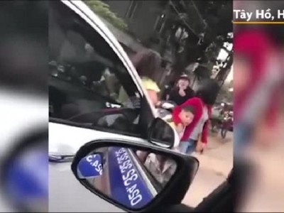 Xấu hổ trước cảnh bà Tây chặn xe lấn làn gây tắc đường ở Hà Nội