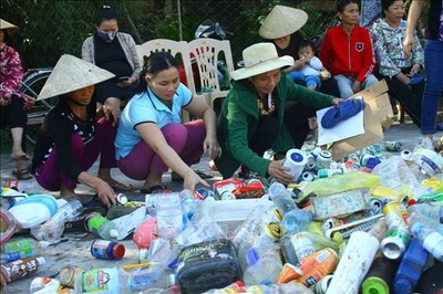 Độc đáo mô hình 'Biến rác thải thành thẻ BHYT' tại Nghệ An
