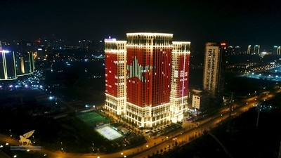 Việt Nam vô địch, hàng loạt tòa nhà “nhuộm đỏ” quốc kỳ cả đêm