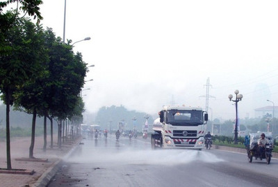 Ô nhiễm gia tăng, Hà Nội rửa đường trở lại sau 3 năm tạm dừng