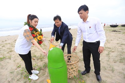Diễn viên Lý Hùng, Á hậu Đoàn Mỹ Linh tham gia nhặt rác ở Quảng Nam