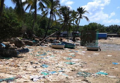 Rác thải 'bức tử' nhiều bãi biển Khu du lịch Quốc gia Vịnh Xuân Đài