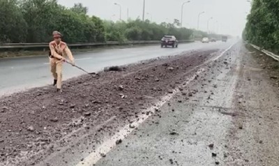 CSGT Hà Nội dọn dẹp chất thải rơi trên Đại lộ Thăng Long