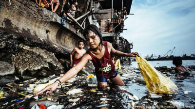 “Cô bé nhặt rác thải nhựa” đoạt giải bức ảnh năm 2019 của UNICEF