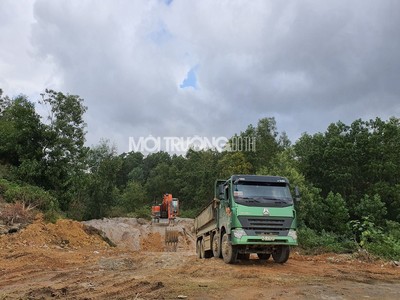 Đà Nẵng: Xe 'biên giới' nghi khai thác đất trái phép tại nghĩa trang