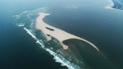 Đảo cát giữa biển Cửa Đại thay đổi liên tục và không có quy luật