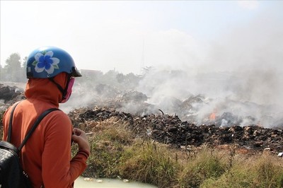 Công an điều tra làm rõ vụ cháy núi rác công nghiệp ở Bình Dương
