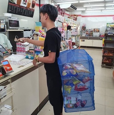 Mang vali, chậu, xe kéo đi mua hàng vì túi nylon bị cấm ở Thái Lan