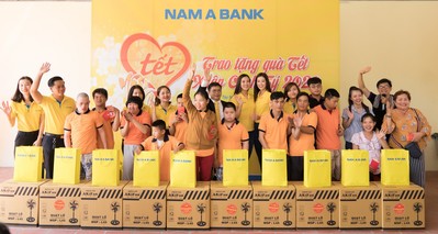 Nam A Bank trao hàng trăm suất quà Tết cho những hoàn cảnh khó khăn
