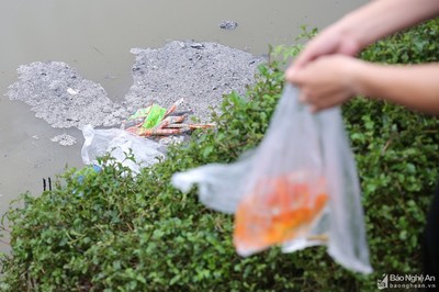 Ngập rác thải tại các điểm thả cá chép ngày 23 tháng Chạp