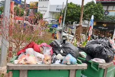 Công nhân môi trường Hà Nội 'căng mình' vì lượng rác thải cuối năm