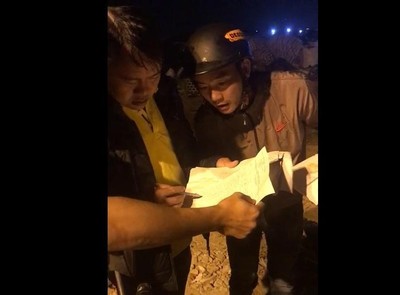 Người Đà Nẵng bới tung bãi rác tìm 29 hộ chiếu cho đoàn du khách