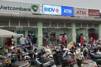 Cận Tết, dân xếp hàng dài chờ rút tiền từ cây ATM