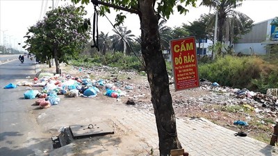 TPHCM: Nhiều bãi rác sặc mùi hôi thối mọc lên sau Tết