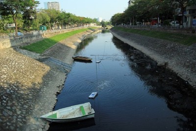 Làm cống gom nước thải để “giải cứu” sông Tô Lịch
