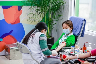 CBNV BV Thu Cúc và người nhà bệnh nhân tình nguyện hiến máu