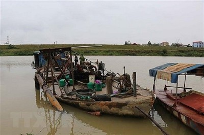 Bắc Ninh:Bắt quả tang thuyền khai thác cát trái phép trên sông Cà Lồ