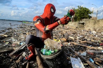 'Người nhện' dọn rác cho thành phố