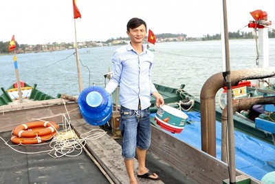 Chàng trai đi tàu cá tiền tỉ thu gom rác gây quỹ giúp học sinh nghèo
