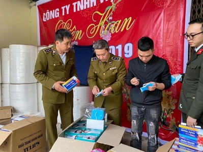 Hà Nội: Phát hiện xưởng làm khẩu trang kháng khuẩn bằng giấy vệ sinh