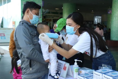 Á hậu Kim Duyên phát khẩu trang Y tế, chung tay vì cộng đồng