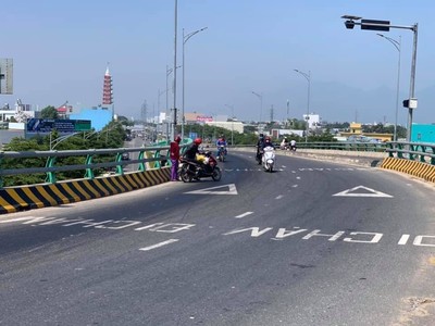 Đà Nẵng: Dầu tràn xuống đường khiến nhiều xe gặp nạn ở Ngã Ba Huế
