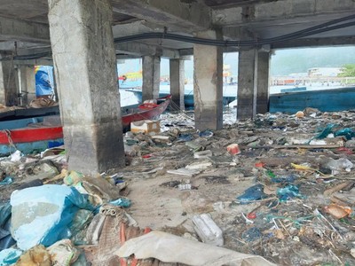 Cảng cá Thọ Quang: Nơi người dân sống chung với rác thải