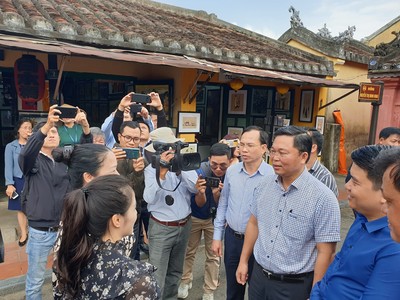 Chủ tịch Quảng Nam dạo phố cổ Hội An, nói chuyện với du khách